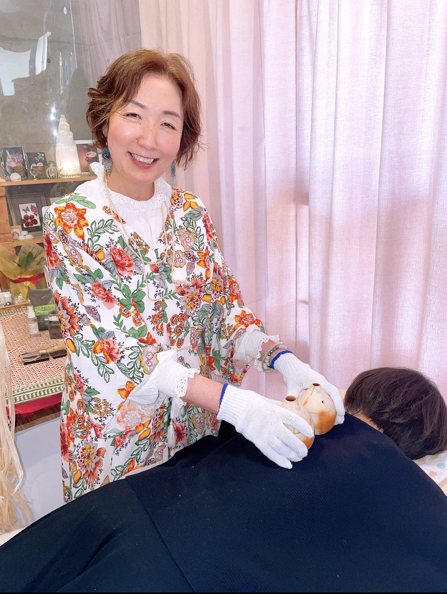 麻香炉ヒーリングの施術風景